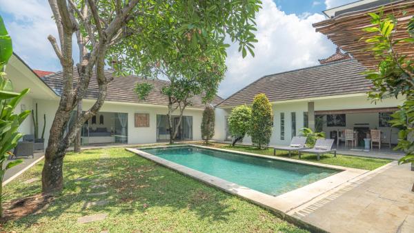 Villa Alana, 3 BR Villa in Kerobokan, Забронировать  Отели Калимантана с бассейном, Бассейн