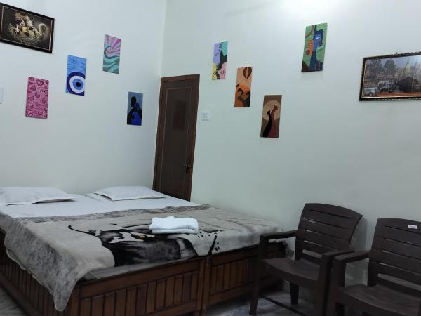 Aura Abode, Забронировать  Отели штата Уттар-Прадеша с парковкой, Парковка