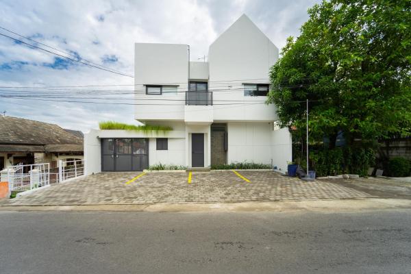 Artric Profesional Living By ARBA, Забронировать  Отели Kalibanteng-kidul с парковкой, Парковка