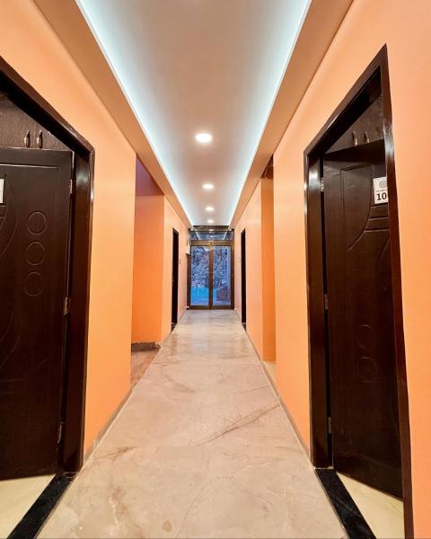 Hotel Pilgrim\s Inn, Забронировать  Отели штата Уттар-Прадеша с парковкой, Парковка