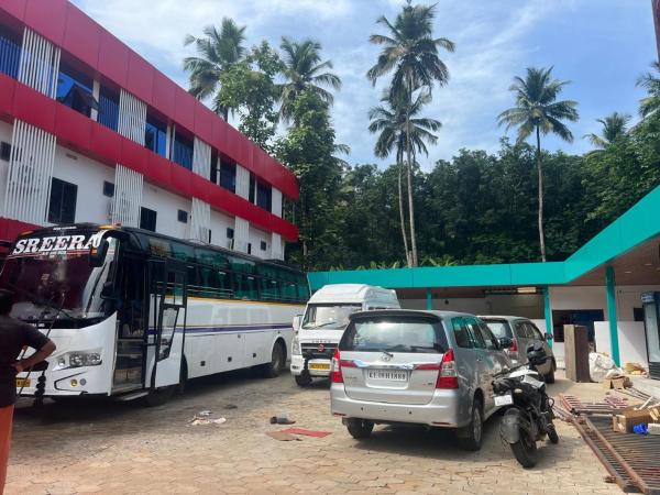 H I lodge and Dormitory, Забронировать  Отели Келакам с парковкой, Парковка