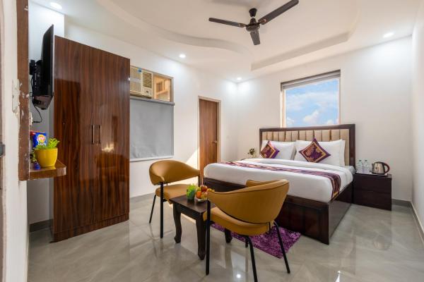The Park Residency I Near FNG Road I Sector 63A I Noida, Забронировать  Отели Нойда с парковкой, Парковка