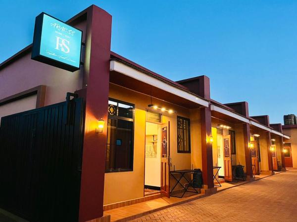 Araess Homestay Karatu, Забронировать  Отели Карату с парковкой, рядом с Sumawe Complex, Парковка