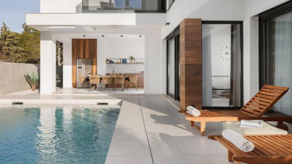 Villa Luxor by Villas Guide, Забронировать  Отели Замбратии с бассейном, Бассейн