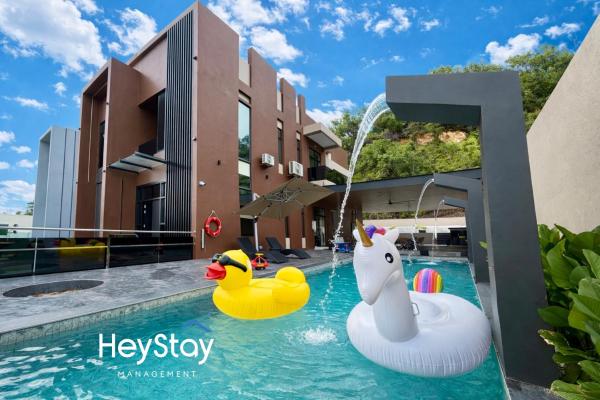 RetreatsVilla Luxury 5R4B 30Pax KTV Swimmingpool by HeyStay Management, Забронировать  Отели Айер-Керох с парковкой, Парковка