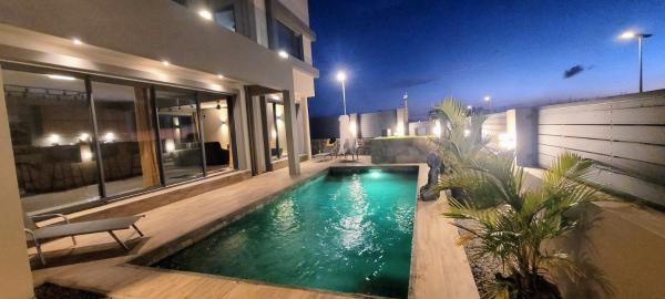 Luxurious Sea View Villa Flic en Flac Rooftop Terrace, Забронировать  Отели Флик-ан-Флак с парковкой, Парковка