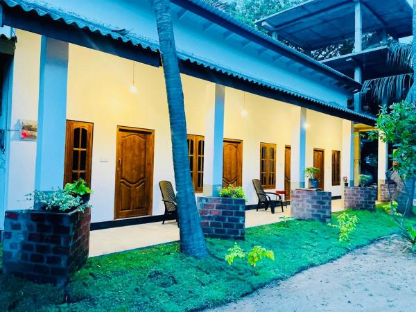 OM Inn, Забронировать  Отели Тринкомали с парковкой, Парковка