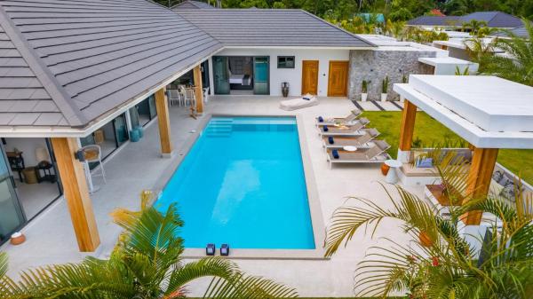 Pranee 01 - 4BR Pool Villa Lamai Samui by MO Estate, Забронировать  Отели Сурат Тхани с парковкой, Парковка