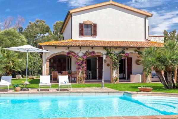 ClickSardegna Villa del Parco a ridosso del mare, Забронировать  Отели Санта-Мария-ла-Пальмы с бассейном, Бассейн