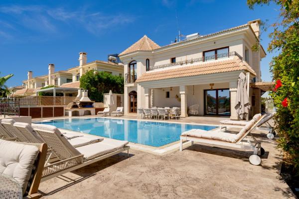 Kalindi-5 Bedroom Beachfront Villa with Private Pool, Забронировать  Паралимни Фамагуста