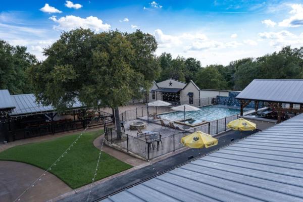 Grand Riverfront Estate with Pool and Pavilion, Забронировать  Джорджтаун Greater Austin
