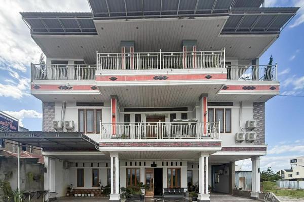 RedDoorz near Pantai Lumban Bul Bul Balige Toba, Забронировать  Отели Балиге с парковкой, Парковка