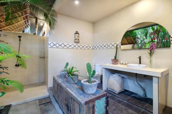 Seminyak Beach Seagrass Villa 4BR - pool & staff