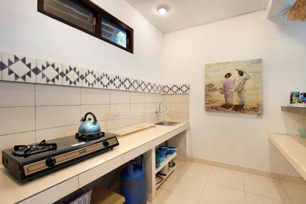 Seminyak Beach Seagrass Villa 4BR - pool & staff