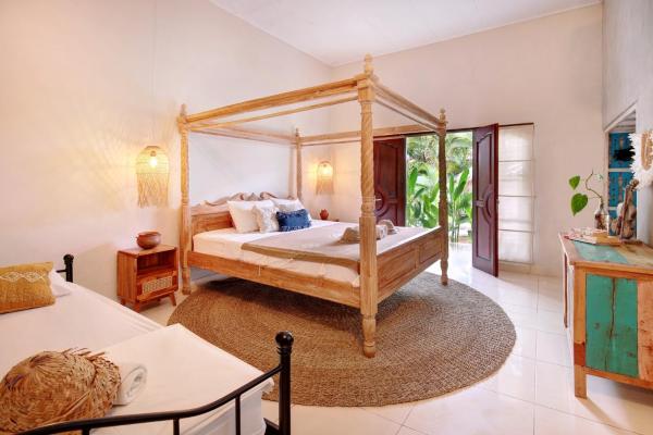 Seminyak Beach Seagrass Villa 4BR - pool & staff