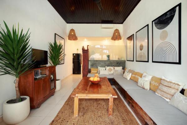 Seminyak Beach Seagrass Villa 4BR - pool & staff