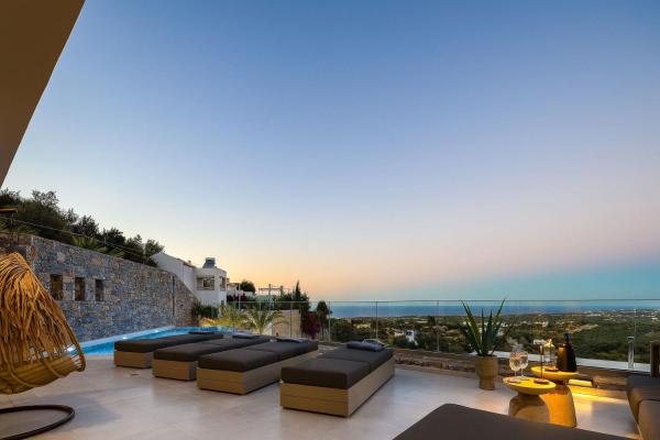 Villa ANDRIOTIS \"Brand-New Luxury Villa Infinity Pool & Sea View 15 min to Rethymno\", Забронировать  Отели Агия Триаса с парковкой, Парковка