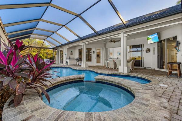 Gorgeous waterfront home with electric heated pool & spa - Villa Soleil, Забронировать  Кейп-Корал Southwest Florida