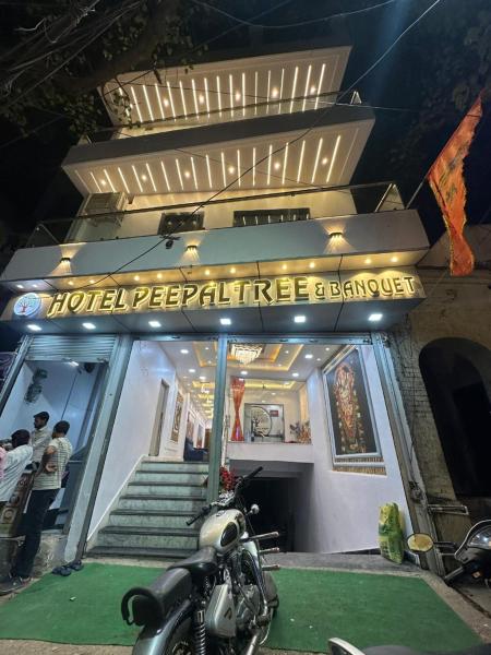 Hotel Peepal tree & Banquet, Забронировать  Отели штата Уттар-Прадеша с парковкой, Парковка
