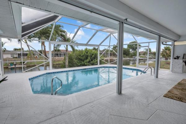 Serene Canal Views, Heated Pool & Relaxation - Villa Pelican Paradise - Roelens, Забронировать  Кейп-Корал Southwest Florida