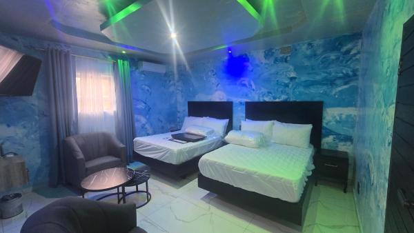 Meriam Base Lodge, Забронировать  Кемптон-Парк Гаутенг