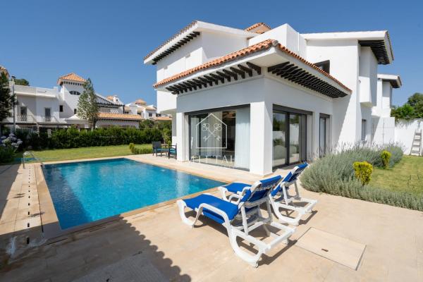 Luxury Villa with Private Pool, Забронировать  Отели Танжера с парковкой, Парковка