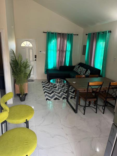 Home in Portmore Phoenix Village, Забронировать  Портмор Ямайка