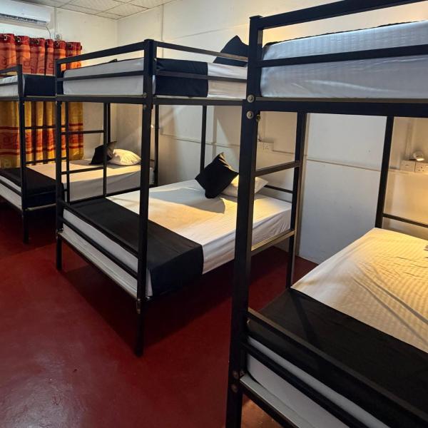 Secret Surf Hostel, Забронировать  Велигама Округ Галле