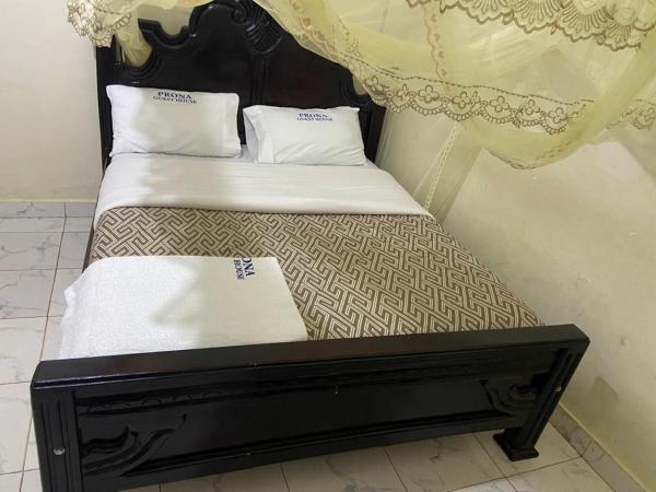 Prona Guesthouse, Забронировать  Отели Митяна с парковкой, Парковка
