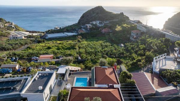 Oceanfront Villa with Private Pool Breathtaking Sunsets in Madeira, Забронировать  Отели Табуа с парковкой, Парковка