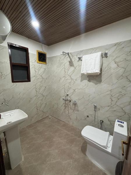 Giri River Side View Stay & Café, Забронировать  Солан Химачал-Прадеш