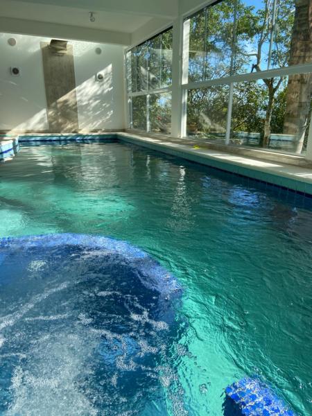 Villa Sambaqui com piscina coberta privativa, vista e acesso ao mar, Забронировать  Флорианополис South of Brazil
