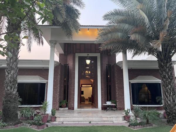 HUGE 2 Kanal Villa In DHA Phase 3, Забронировать  Лахор Пакистан