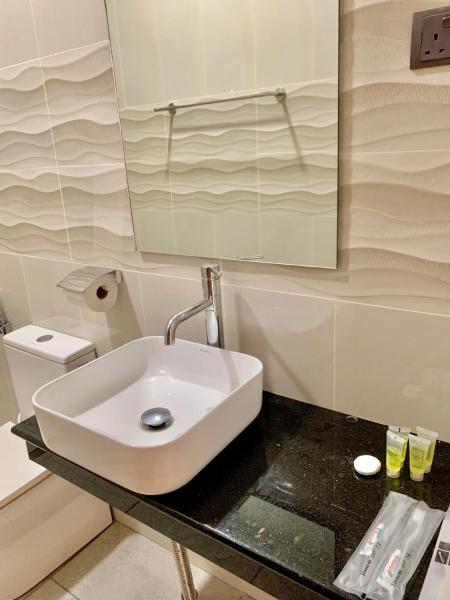 Single Room 2 Bed, Забронировать  Отели Папар с парковкой, Парковка