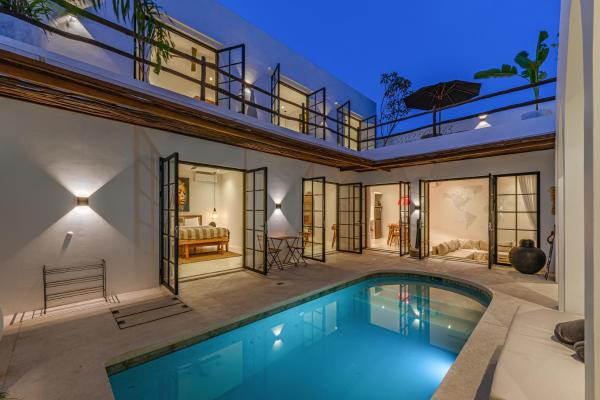 Villa Kiki - Modern Tropical 3BR Escape in Canggu, Забронировать  Отели Tumbak Bayuh с бассейном, Бассейн