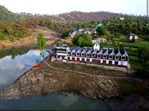 Pandav Meditation and Tourist Palace, Забронировать  Отели Ревалсар с парковкой, Парковка