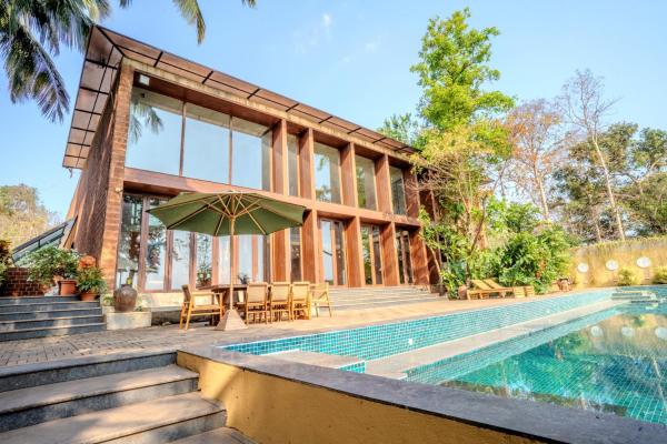 ELIVAAS The Glass Villa - An ultra-luxurious 4-BHK villa with an infinity pool, Забронировать  Aldona Гоа