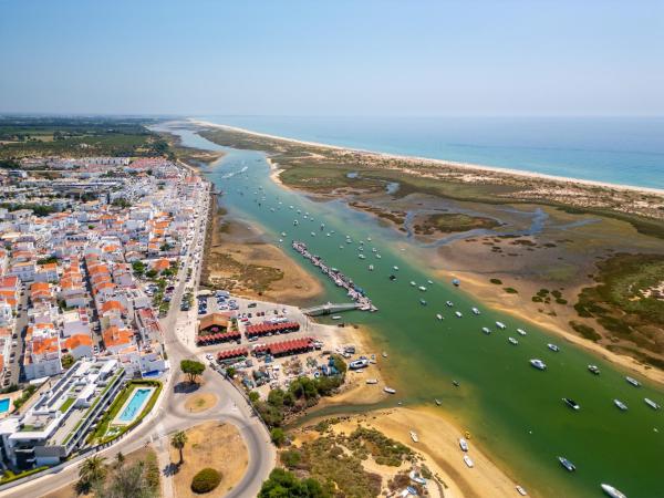 Cabanas Beach T2, Забронировать  Отели Nature Reserve Ria Formosa с парковкой, Парковка