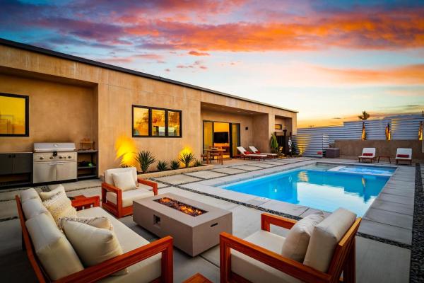 Luxury Desert Villa with Pool and Spa, Забронировать  Отели Joshua Tree National Park с парковкой, Парковка