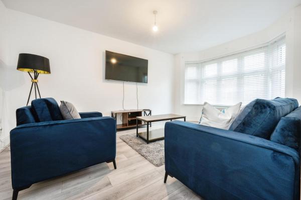 Spacious Luton Home Sleeps 8, Забронировать  Отели Лутон с парковкой, Парковка