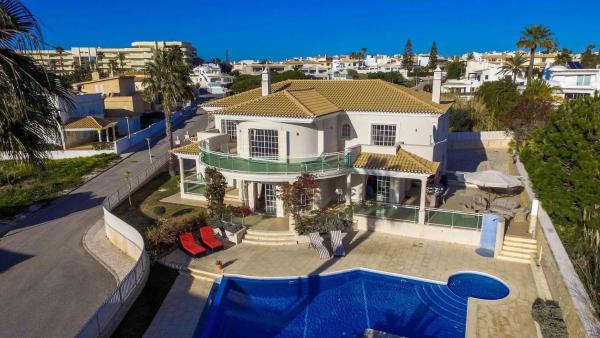 Luxury Villa with Private Pool, Gym & Leisure Room by Gale Beach LM25, Забронировать  Гия Барловенто