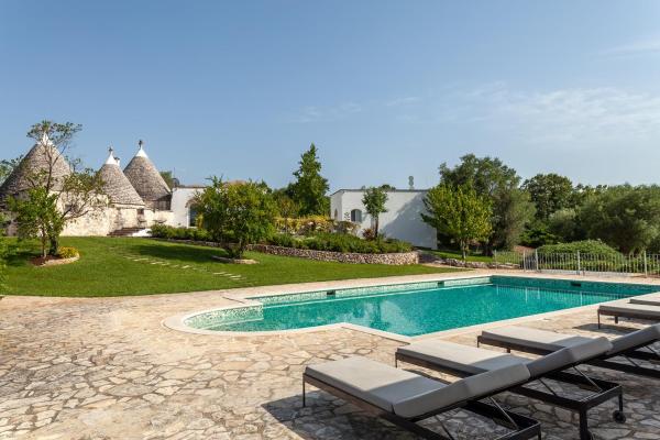 Trulli Lucia - Monte Papa Private Villa with Pool, Забронировать  Отели Челье-Мессапика с парковкой, Парковка