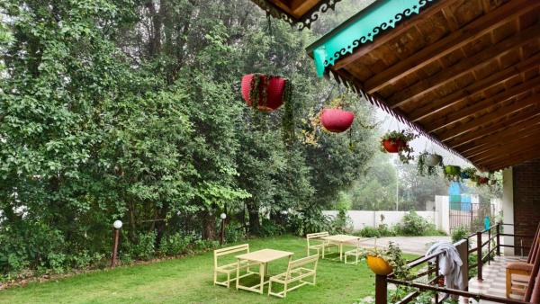 Bhimtal Birding Lodge, Забронировать  Отели Bhowāli с парковкой, Парковка
