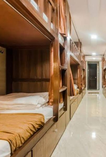 The Royal Stay Luxury Dormitory, Забронировать  Отели Мумбай с парковкой, Парковка