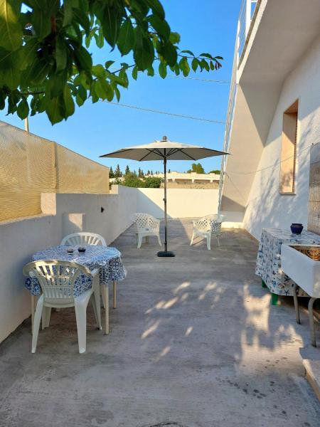 La veranda dei nonni - Appartamenti in villetta vicino al mare, Забронировать  Отели Марина-ди-Манкаверса с парковкой, Парковка