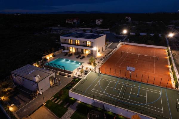 Villa Freedom with tennis court, infinity pool and sauna, Забронировать  Отели Mala Čista с бассейном, Бассейн