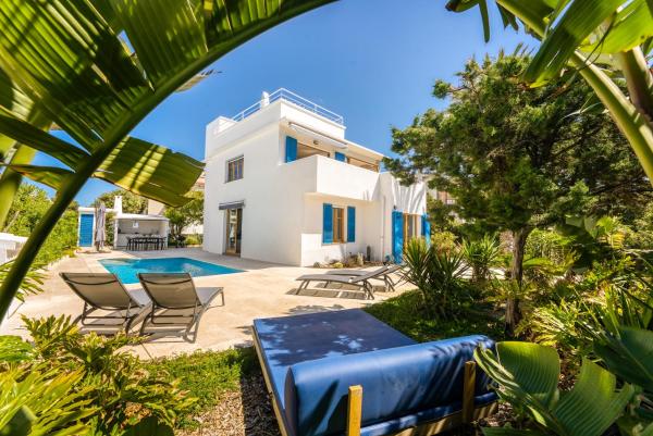 Villa exclusiva frente al mar con jardin y piscina, Забронировать  Кала-Бланка Менорка