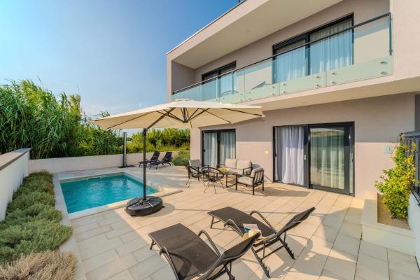 Beachfront Villa Jugo with Seaview, Забронировать  Привлака Задарская жупания