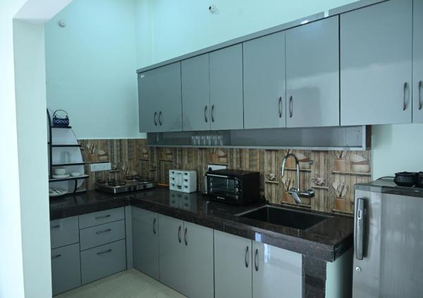 Gokul Dham Homestay, Забронировать  Отели штата Махараштры с парковкой, Парковка