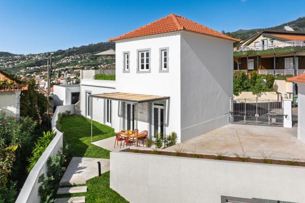 MemorHia Village by OurMadeira, Забронировать  Отели Кальета с парковкой, рядом с Casa das Mudas Arts Center, Парковка